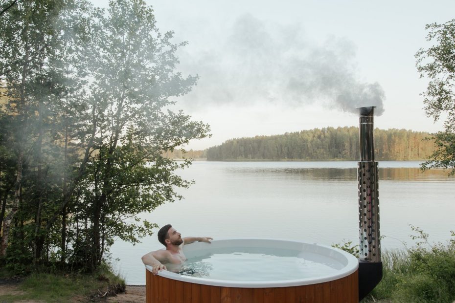 Hombre disfrutando de un jacuzzi en la naturaleza