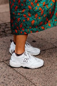 Zapatillas blancas de correr New Balance con falda