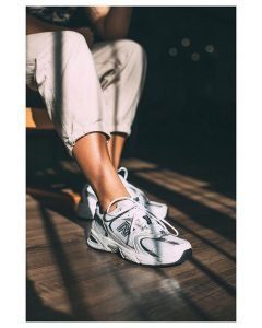 zapatillas new balance blancas con look informal