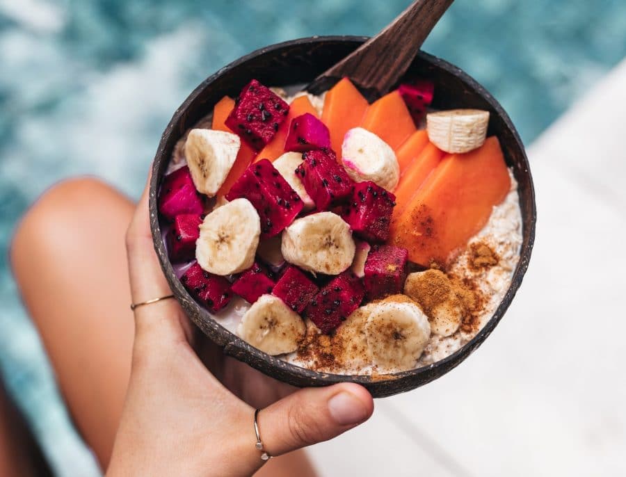Proteínas: ¿qué son y para qué sirven? | Beauty Tendencies bol de frutas con avena y yogurt