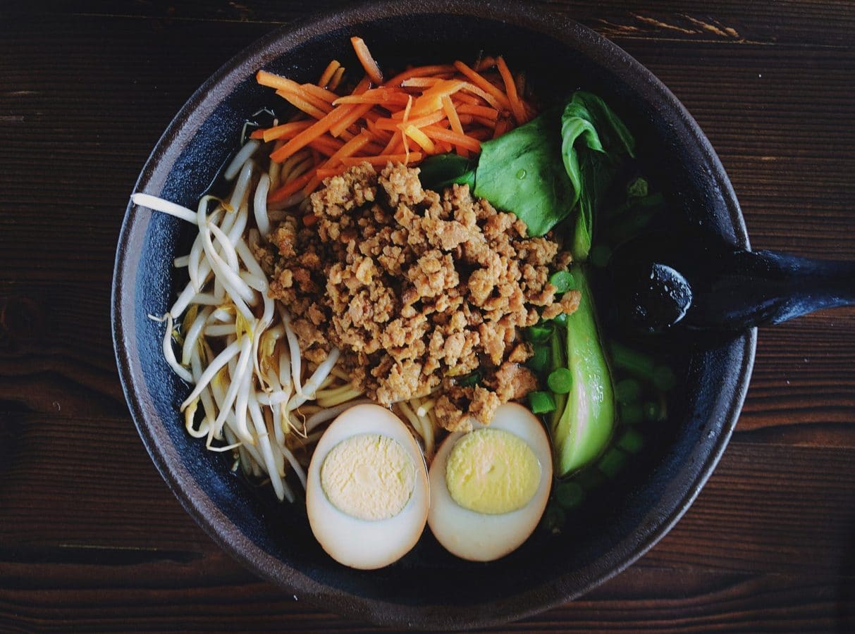 Proteínas: ¿qué son y para qué sirven? | Beauty Tendencies Sarten con verduras, huevo y carne