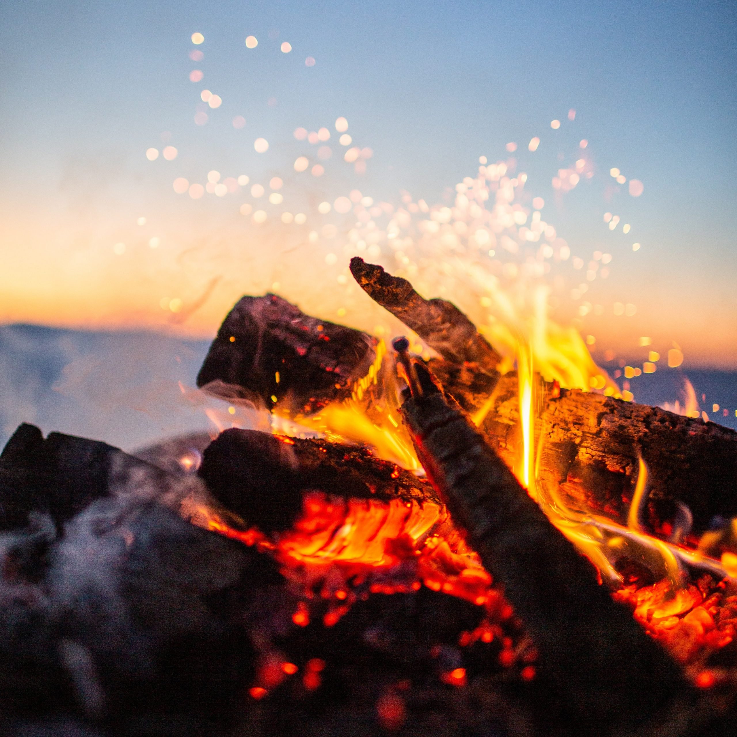 Noche de San Juan: 7 rituales para atraer la magia a tu vida | Beauty Tendencies Hoguera en la playa. Noche de San Juan