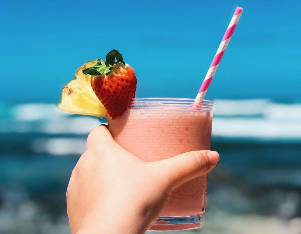 5 desayunos saludables con fresas que te encantarán | Beauty Tendencies batido fresa pina kitera dent unsplash e1652640779639 Alimentos