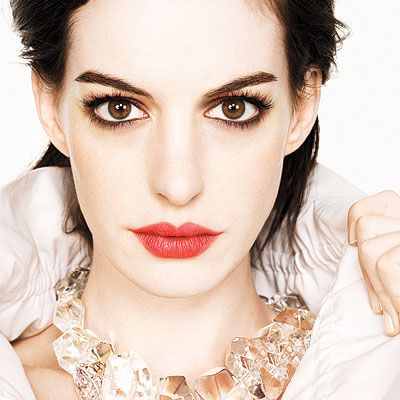 anne hathaway ojos enormes Maquillaje