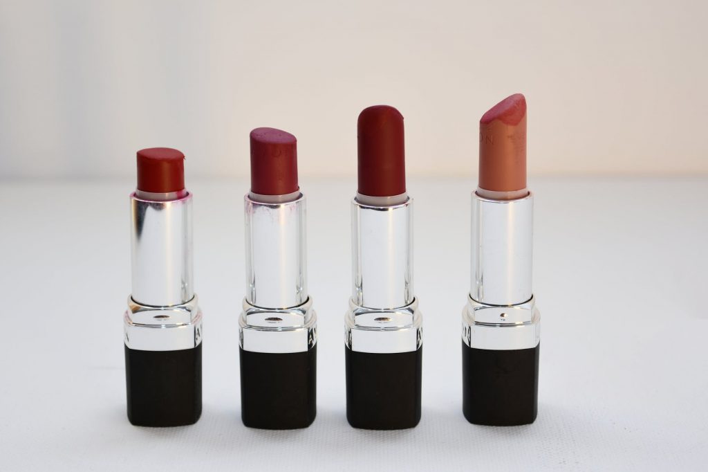 Cómo pintar tus labios según su forma: trucos y consejos | Beauty Tendencies four aligned assorted color lipsticks