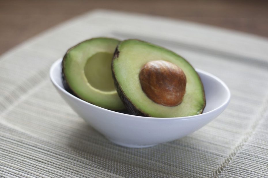 aguacate cortado por la mitad