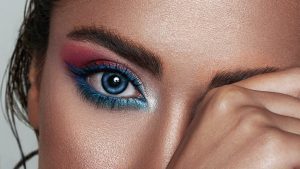 Ojo delineado con eyeliner azul