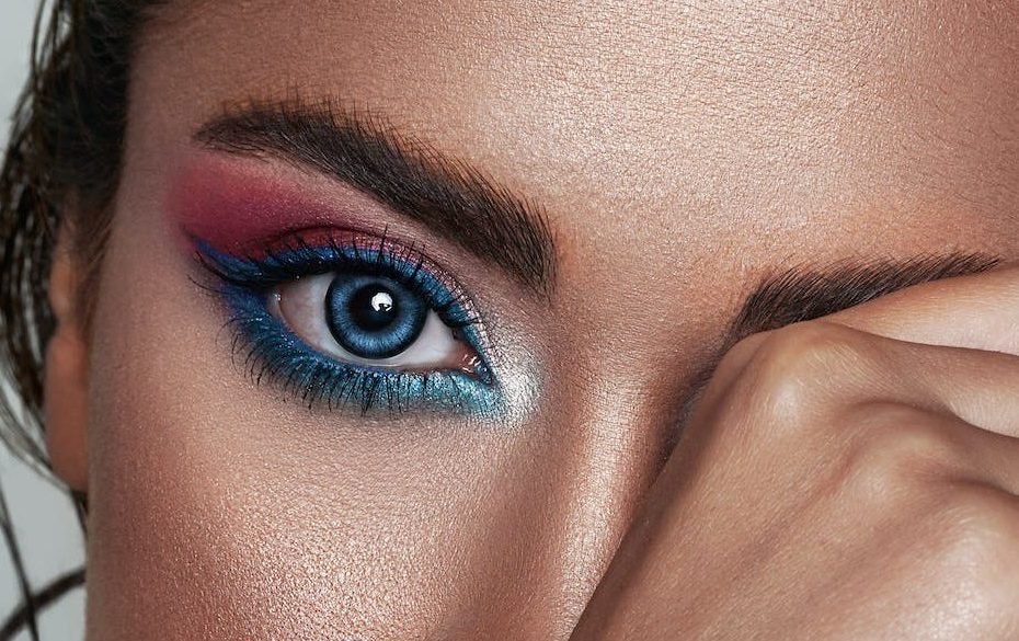 Ojo delineado con eyeliner azul