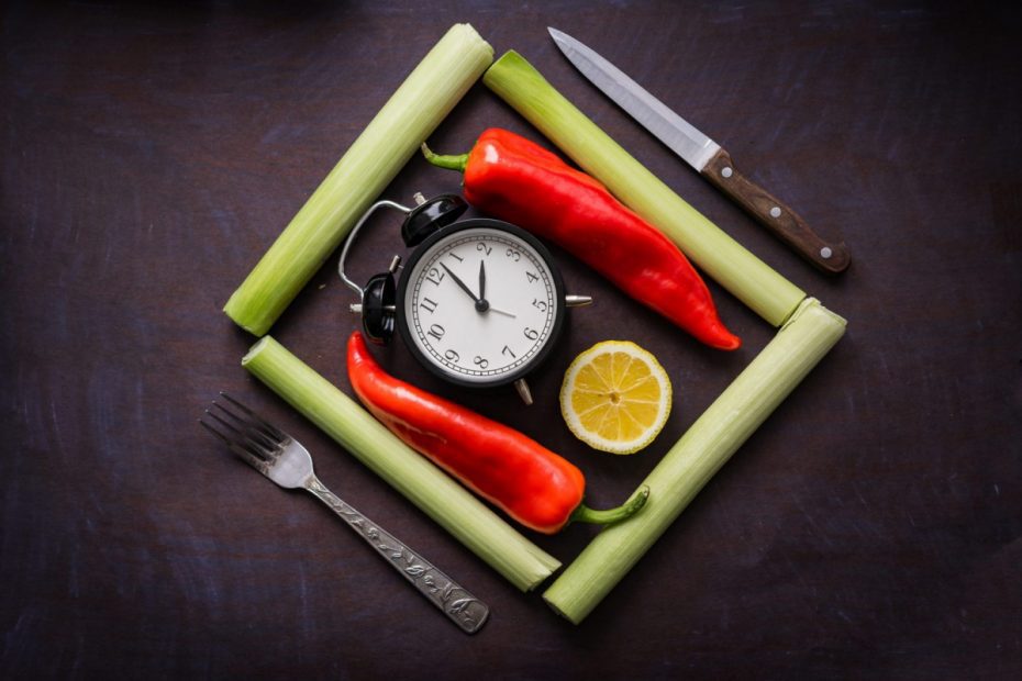 alimentos rodeando un reloj