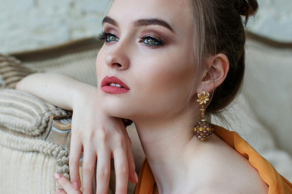 Mujer con maquillaje de fiesta