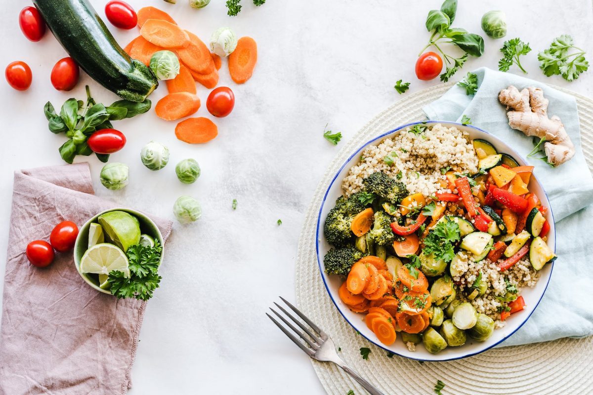 verduras y hortalizas en un plato y alrededor, alimentos sanos