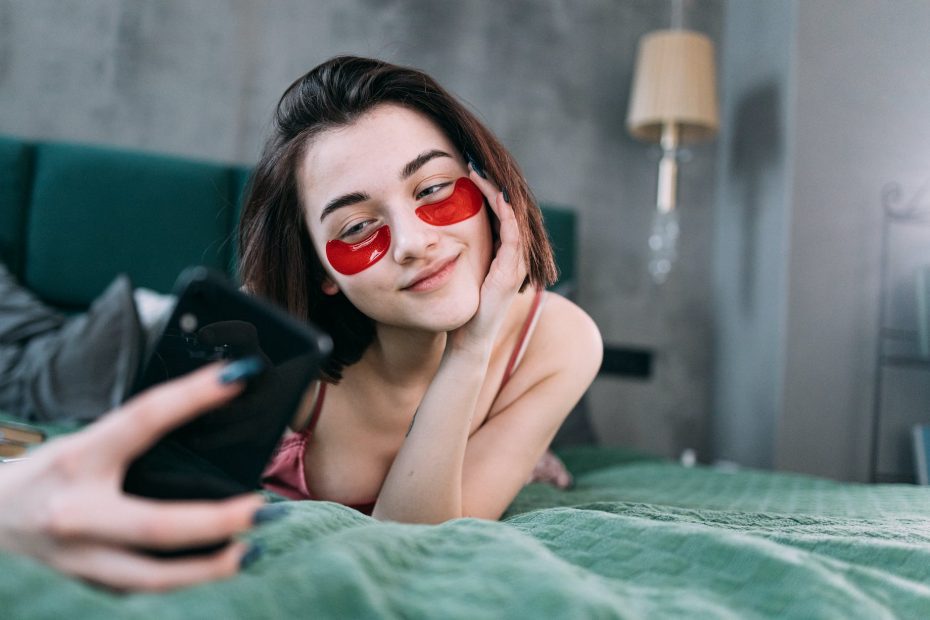 Mujer joven con parches de hidrogel debajo de los ojos
